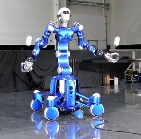 Robot Rollin' Justin łapie piłeczki Robot Rollin' Justin łapie piłeczki