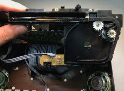 Wnętrze radiobudzika z widocznym czujnikiem zbliżeniowym i mechanizmem przekładni