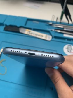 Jak zdemontować zużytą śrubkę w telefonie iPhone XR?