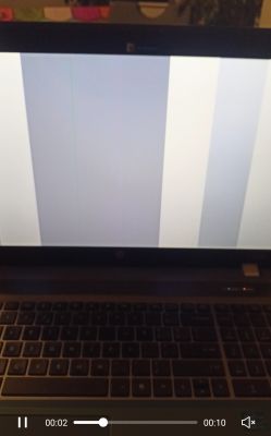 Paski na ekranie laptopa