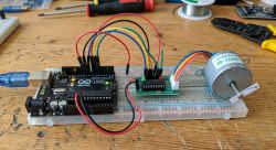 Arduino Uno na płytce stykowej z przewodami, sterownikiem ULN2003 i silnikiem krokowym 28BYJ-48