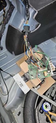 Układ scalony w subwooferze z przewodami w bagażniku samochodu