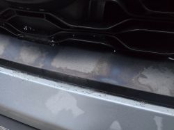Przebarwienia i ślady na plastikowym grillu przednim samochodu