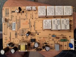 Płytka drukowana z różnymi komponentami elektronicznymi i oznaczeniami.