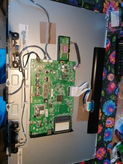 Wnętrze telewizora LG 24TN510S z widoczną płytą główną EAX69105803