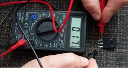 Bieżnia wyzwala bezpiecznik przy uruchomieniu.