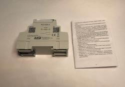 Sterownik zegara sterującego PCZ-529.4 oraz instrukcja obsługi na białym tle.
