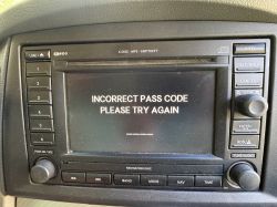 Zablokowane radio Jeep z komunikatem „INCORRECT PASS CODE” i klawiaturą 1–6 po lewej stronie.