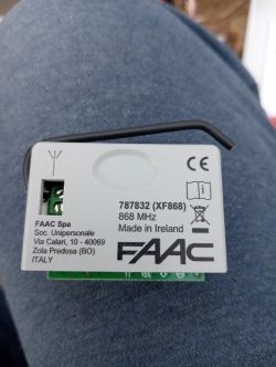 Moduł FAAC 787832 (XF868) trzymany w ręce