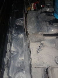 Pęknięcia nadwozia nad podłużnicami w 7-letnim aucie niemieckiego producenta - przyczyny?