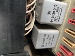 Nahaufnahme von elektrischen Relais mit den Bezeichnungen 89 9338 000 und 89 9321 000.