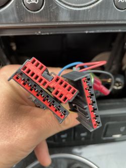 Ford Mondeo MK3 - Który kabel od radia 2din odpowiada za włączenie świateł?