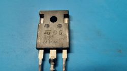 Tranzystor STMicroelectronics na niebieskim tle