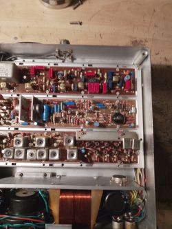 Wnętrze radiotelefonu Unitra Radmor 3036/1 z widocznymi rezonatorami kwarcowymi
