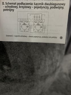 Schemat podłączenia łącznika schodowego z instrukcji, z dwoma przełącznikami i oznaczeniami dla kabli.