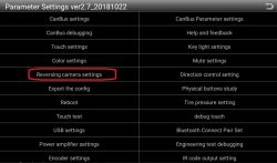 Zrzut ekranu z menu ustawień systemu multimedialnego, z zaznaczoną opcją Reversing camera settings.