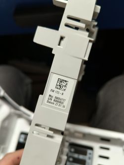 Plastikowy moduł z etykietą i kodem QR.