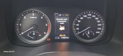 Deska rozdzielcza samochodu z ostrzeżeniem o sprawdzeniu mechanizmu podnoszenia maski.