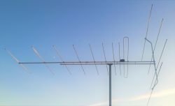 Wzmacniacz AMS 18dB do anteny UKF 3el - poprawa odbioru stacji 80km, zasilacz regulowany