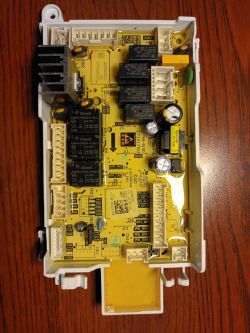 Płytka modułu elektronicznego pralki zalana przezroczystą masą.