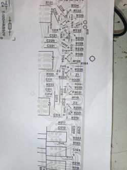 Schemat ścieżek obwodu elektronicznego z oznaczeniami elementów.