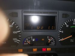 Zbliżenie na deskę rozdzielczą Mercedesa Atego z wyświetlonymi błędami ABS 1 3212 oraz ikonami ostrzegawczymi.