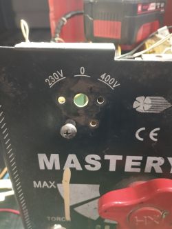Panel czołowy spawarki MASTERY-250 z gniazdami napięć 230V, 0 i 400V
