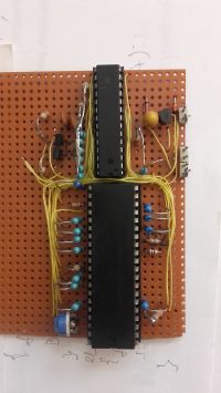 Kalkulator programowalny z MC14009, z ciągłą pamięcią programu i danych Kalkulator programowalny z MC14009, z ciągłą pamięcią programu i danych