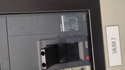 Wyłącznik automatyczny 1000A w szafie elektrycznej oznaczonej jako SALIDA 2