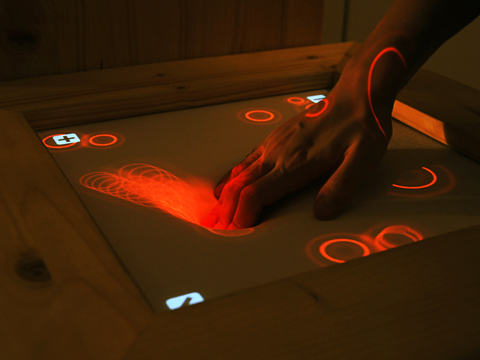 Touchscreen z czujnikami cisnienia