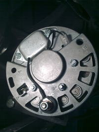 Podłączenie alternatora (jak?), brak wyjścia na kontrolkę ?