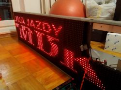 Elektroniczny wyświetlacz LED z czerwonym napisem na podłodze.
