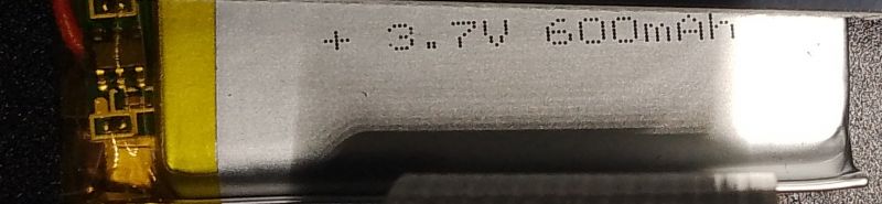 Bateria litowo-polimerowa z oznaczeniem napięcia 3,7 V i pojemności 600 mAh