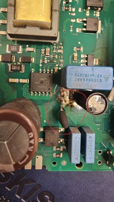 Uszkodzona płyta główna ekspresu Siemens EQ3 s100 z zaznaczonym uszkodzeniem.