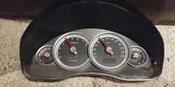 Panel wskaźników Subaru Legacy Outback z obrotomierzem, prędkościomierzem, wskaźnikiem temperatury i paliwa.
