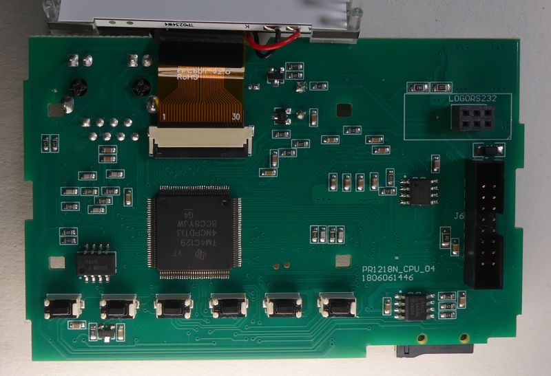 Płytka drukowana PCB z podzespołami elektronicznymi i pięcioma przyciskami.