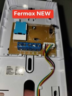 Connecting wires in the new Fermax 80447 intercom Close-up of the circuit board inside the new Fermax 80447 intercom, showing labeled terminals 1, 2, 3, and 6, with colored wires attached.