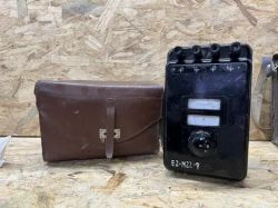 Stary miernik elektryczny E2-M22-7 obok skórzanej torby.