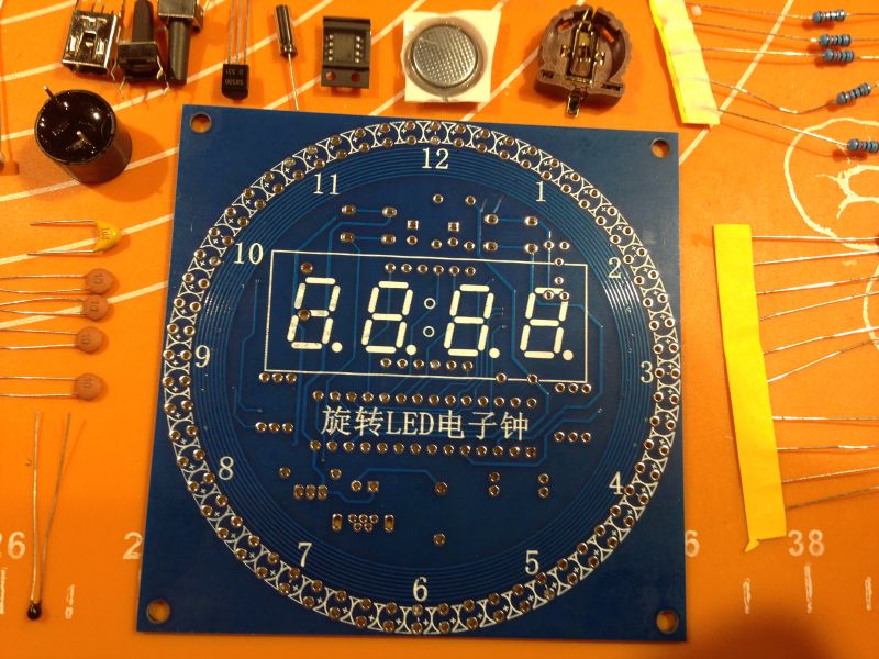 Świecąca karuzela albo inaczej zegarek z sekundnikiem innym niż zwykle. Studio Clock.