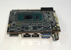 Płytka drukowana z układem scalonym i portami HDMI, 2× Ethernet, 2× USB oraz złączem koncentrycznym
