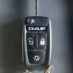 Pilot zdalnego sterowania DAF z trzema przyciskami: otwierania, zamykania i światła.