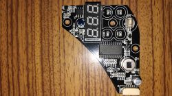 Zdjęcie przedstawia fragment płytki PCB z wyświetlaczem LED i różnymi komponentami elektronicznymi.