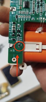 Zbliżenie na płytkę PCB z uszkodzonym rezystorem SMD oznaczonym jako R72