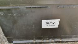 Widok baterii samochodowej z oznaczeniem „65-H7A Made in Germany” i numerem seryjnym.