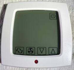 Panel sterowania z ekranem LCD i pięcioma przyciskami dotykowymi oraz czerwoną diodą LED
