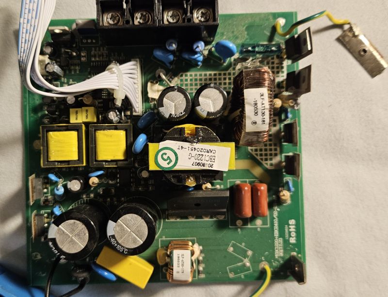 Uszkodzona płyta główna prostownika AZO DIGITAL BC-20 PRO z widocznymi elementami elektronicznymi