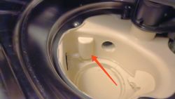 Wnętrze zmywarki Electrolux EEM48221L z zaznaczoną strzałką komorą hydrostatu.