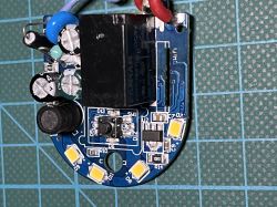 Leiterplatte mit Relais, Taster und LEDs, auf Schneidematte platziert.