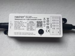 Sterownik LED MiBoxer SR5-P z wejściem 12–24 V i wyjściem do 12 A.