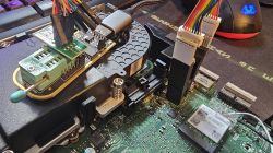 Programator CH341A podłączony do płyty głównej z użyciem klipsa SOP16 i przejściówki